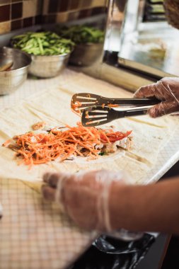 Kafede fajito yemek. Mutfakta pidede shawarma pişirmek. Sarma tavuk, havuç, marul, pide içinde domates