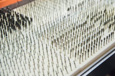 Manikür için bir sürü elmas keskisi var. Manikür ve pedikür ustası için profesyonel araçların çeşitliliği