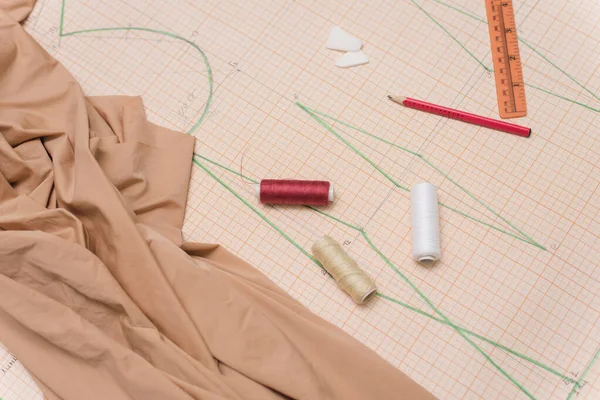 Рисунок для шитья одежды. Ножницы, ткань, рисунки и резка на столе швея. Копирайт, плоская кладка — стоковое фото
