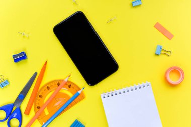 Yukarıdan bak. Düz yatıyordu. Okul arkaplanına dönmek için boş ekran cep telefonunu taklit et.
