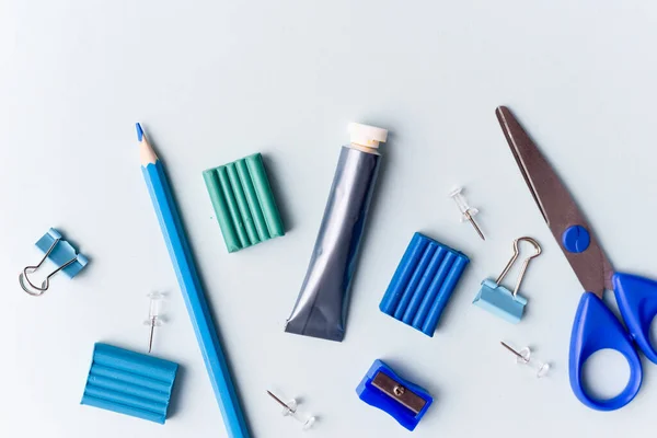 回到学校的概念 复制空间 蓝色背景的文具 铅笔和塑料 创意项目 — 图库照片