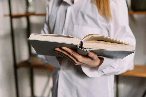 Eine Junge Frau Liest Hintergrund Eines Starken Und Modernen Bücherregals — Stockfoto