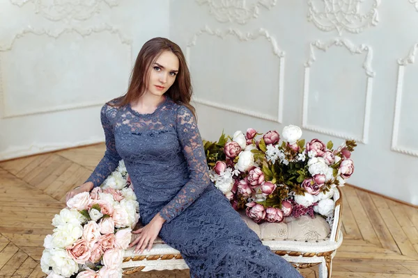 Hermosa chica en el jardín de flores. Princesa. Mujer de arte de moda en verano en vestido lila con flores con maquillaje brillante en contraste. Cáscara — Foto de Stock