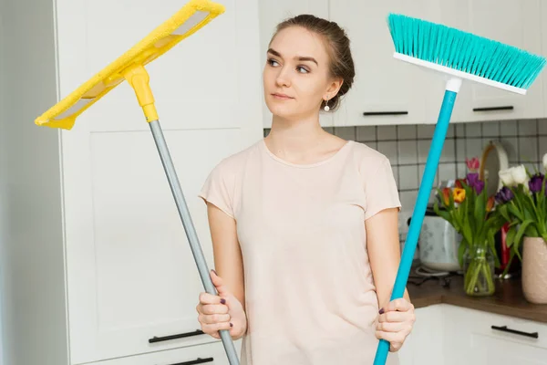 Uma Dona Casa Fica Cozinha Limpa Suor Rosto — Fotografia de Stock