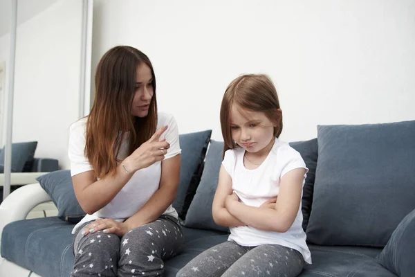 Mother Teaches Daughter Mom Scolds Girl Litlle Girl Offended — Stock Photo, Image