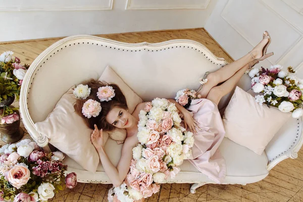 Hermosa Chica Está Sofá Con Flores Chica Increíble Con Flores — Foto de Stock