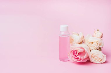 Fotokopi alanı olan çiçeğin arka planında gül özlü pembe su.