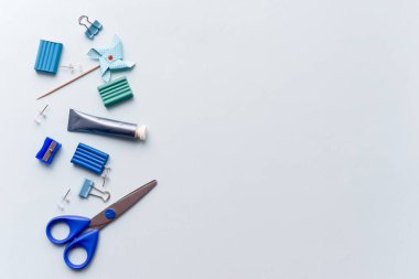 Mavi arkaplanda metin için yer alan kırtasiye malzemesi. Monokrom renkli pankart. Okula dönüş kavramı. Boşluğu kopyala.