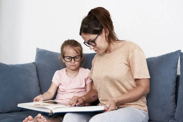 Mother Daughter Reading Book Mother Teaches Little Girl — Stock Photo, Image