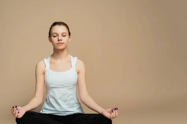 Flicka Sitter Lotusposition Och Mediterar Med Slutna Ögon Zen Övning — Stockfoto