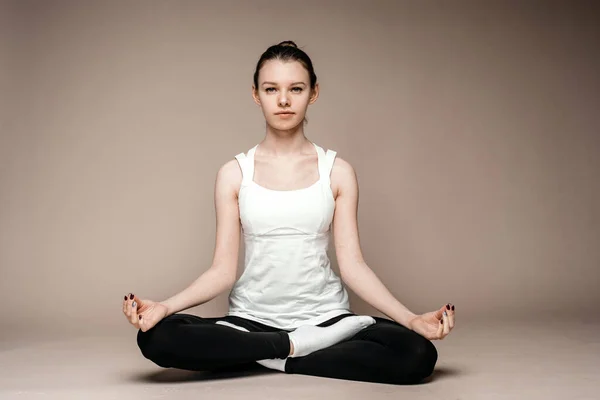 Flicka Sitter Lotusposition Och Mediterar Med Slutna Ögon Zen Övning — Stockfoto