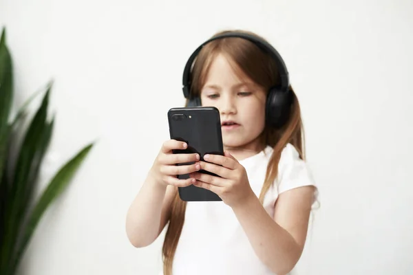 Niña Con Auriculares Chica Está Escuchando Música Niña Está Jugando — Foto de Stock