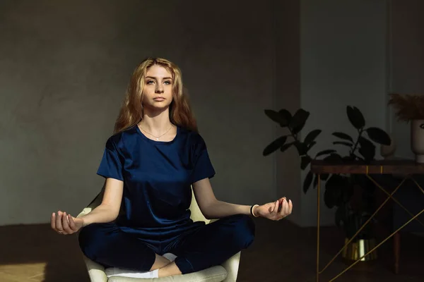Ung Kvinna Mediterar Fåtölj Hemma Unga Kvinnor Mediterar Med Mudra — Stockfoto