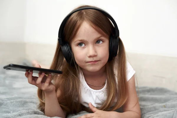 Niña Con Auriculares Chica Está Escuchando Música Niña Está Jugando — Foto de Stock