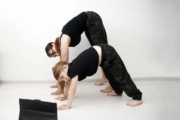 Madre Hija Están Haciendo Yoga Línea Mujer Niña Están Pose —  Fotos de Stock