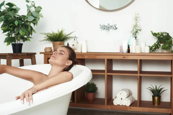 Eine Hübsche Brünette Liegt Der Badewanne Und Entspannt Das Konzept — Stockfoto