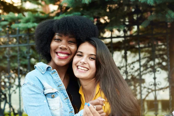 Közeli Barátok Vagy Nővérek Utcán Töltik Idejüket Városban Két Lány — Stock Fotó