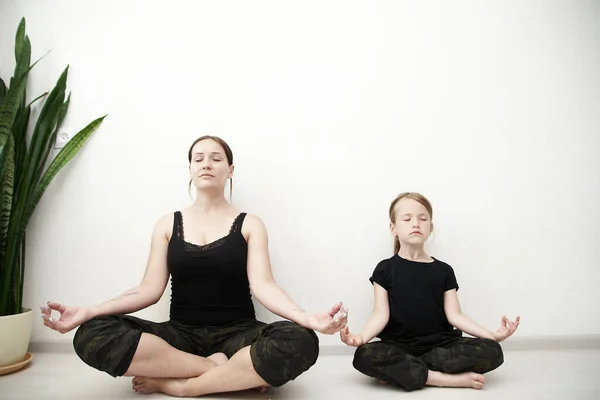 Mor Och Dotter Gör Yoga Kvinna Och Liten Flicka Mediterar — Stockfoto
