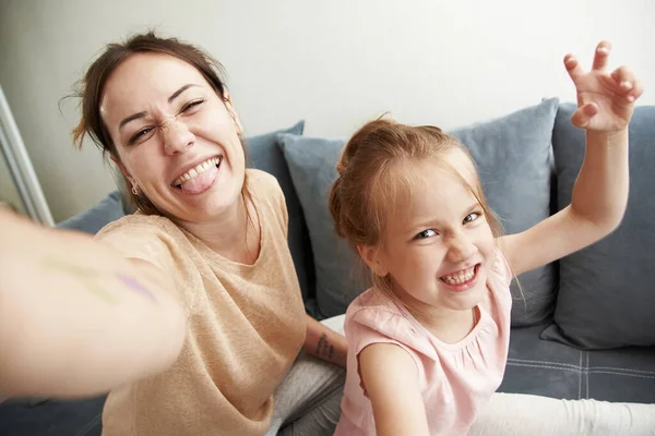 Cute Mom Daughter Take Selfies Fool Phone Camera Girl Portrays — Stock Photo, Image