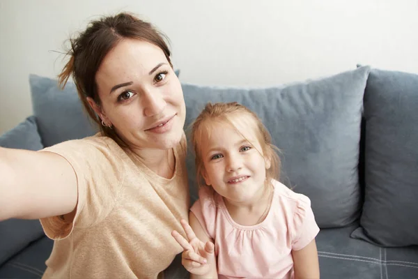 Sevimli Anne Kız Selfie Çekin Telefon Kamerasına Gülümseyin — Stok fotoğraf