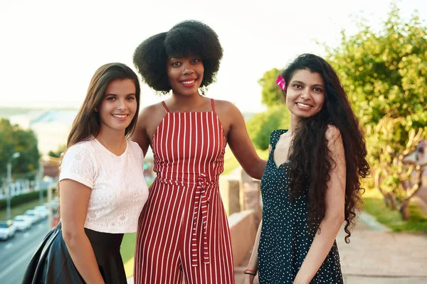 Három gyönyörű mosolygó barátnő. Multi etnikai csoport nők tartózkodnak a szabadban a város utcájában, és mosolygós — Stock Fotó