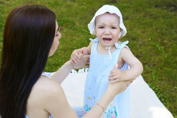 Ein Baby Weint Mutter Beruhigt Ihre Tochter — Stockfoto