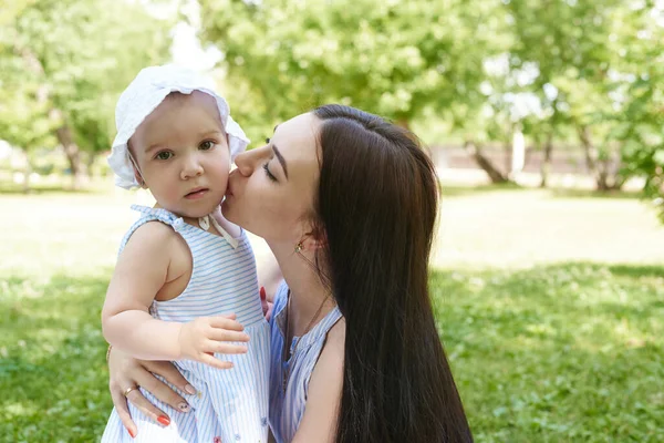 母親は少女とキスしている 母と娘が公園にいる — ストック写真