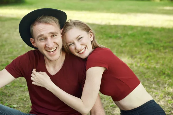 Ein Paar Lächelt Die Jungen Und Mädchen Haben Ihren Spaß — Stockfoto