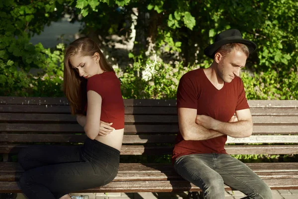 Een Paar Gaan Uit Elkaar Jongen Het Meisje Zitten Weer — Stockfoto