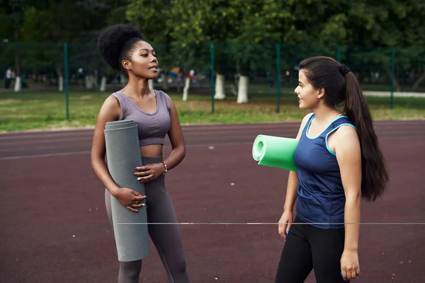 Två Unga Vackra Flickvänner Pratar Det Förflutna Träning Utomhus Fitness — Stockfoto