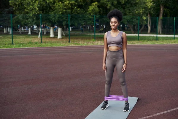 Vrouw Tijdens Haar Fitnesstraining Buitenlucht Met Rubberen Weerstandsband Elastisch Voor — Stockfoto