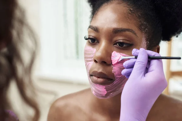 Tratamiento Belleza Spa Cuidado Piel Mujer Recibiendo Cuidado Facial Por — Foto de Stock