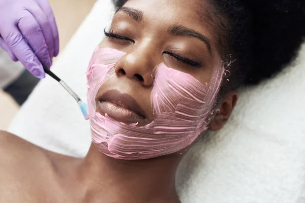 Beautician Applies Moisturizing Mask Client Face — Stock Photo, Image