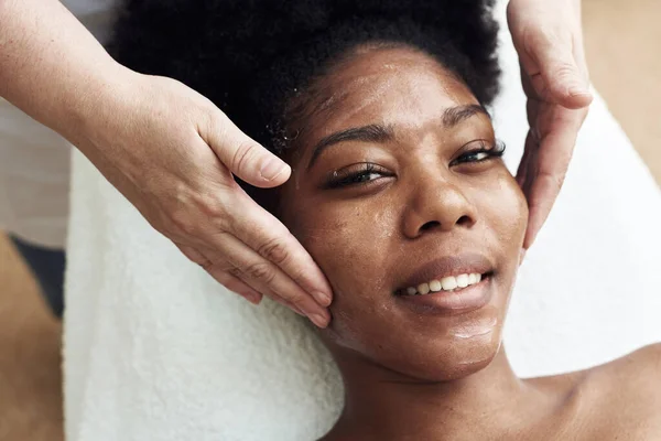 Glimlachende Zwarte Vrouw Geniet Van Een Toning Gezichtsmassage Serene Vrouw — Stockfoto