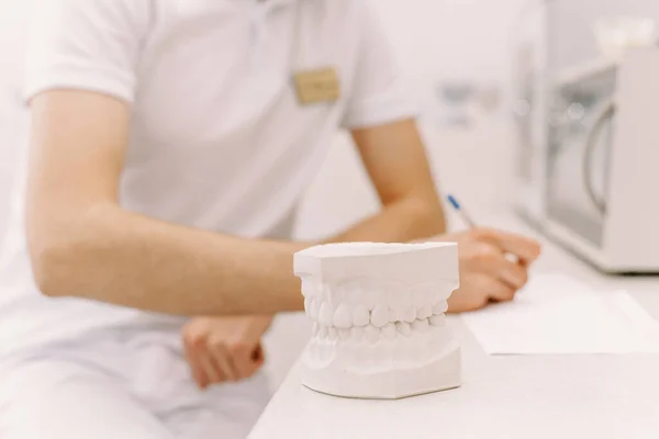 Concetto Scrivere Dentista Uomo Scrive Qualcosa Sulla Cartella Clinica Del — Foto Stock