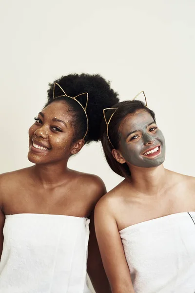 Duas Jovens Namoradas Bonitas Estão Sorrindo Uma Máscara Aplicada Seu — Fotografia de Stock