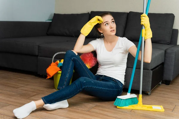 Eine Schöne Frau Gummihandschuhen Neben Einem Mantel Und Putzmitteln Ärgert — Stockfoto