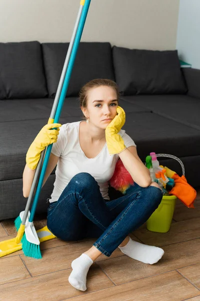 Studio Shot Van Ongelukkige Mooie Vrouw Met Pijnlijke Uitdrukking Haar — Stockfoto