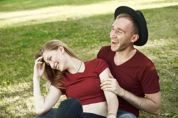 Ein Paar Lacht Der Mann Und Die Frau Haben Spaß — Stockfoto