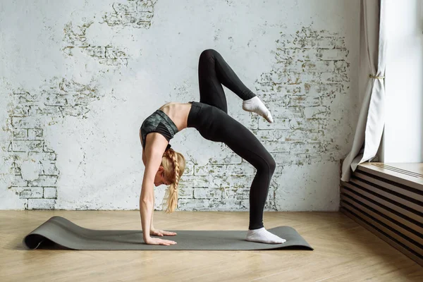 Söt Blondin Engagerad Fitness Bakgrunden Vit Tegelvägg Hemma Karantän Stanna — Stockfoto