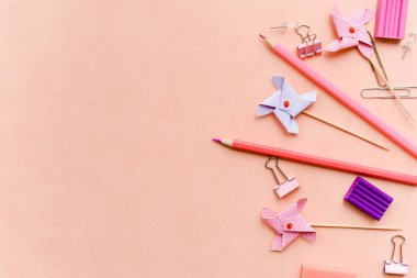 Pembe arka planda mesaj için yer olan kırtasiye malzemesi. Monokrom renkli pankart. Okula dönüş kavramı. Boşluğu kopyala.