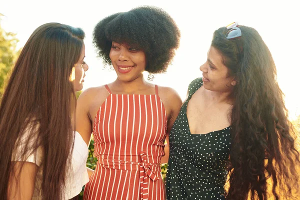 Kommunikáció Barátság Koncepció Fiatal Lányok Különböző Fajtájú Kommunikálni Háttérben Város — Stock Fotó