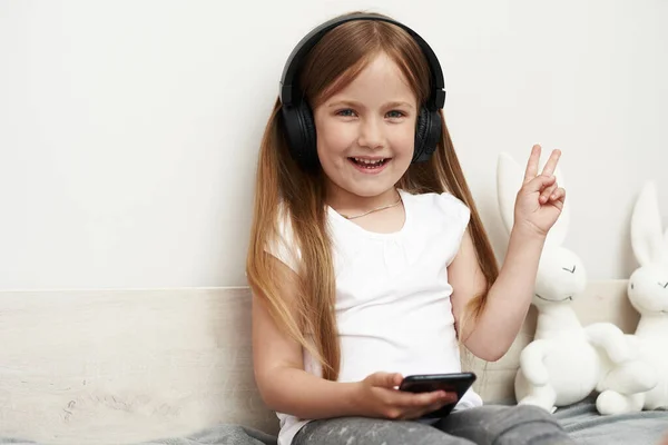 Little Beautiful Girl Preschool Age Communicates Social Networks Shows Peace — Stock Photo, Image