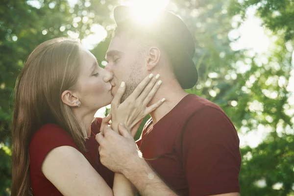 Ein Paar Küsst Sich Mann Und Frau Küssen Sich Gegen — Stockfoto