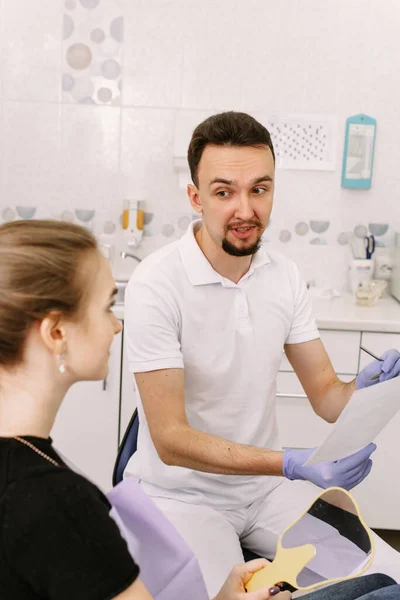 Dentysta Pokazuje Prześwietlenie Zębów Pacjentki Miłej Kobiecie Przyjęcie Dentysty — Zdjęcie stockowe