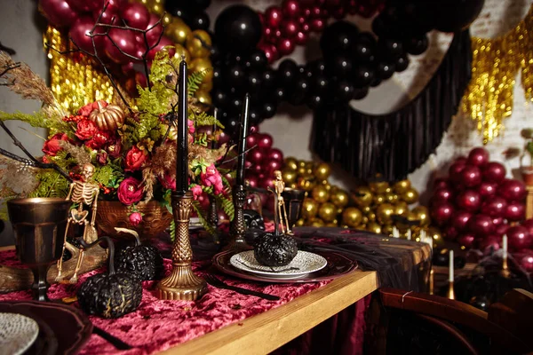 Tavolo Halloween Decorato Con Alcuni Ornamenti Spaventosi Come Teschio Pipistrello — Foto Stock