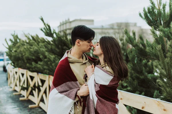 Schönes Junges Paar Steht Sich Gegenüber Unter Dem Weihnachtsbaum Junge — Stockfoto
