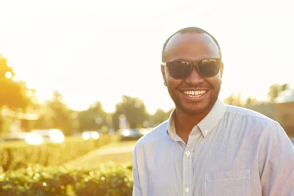 Porträt Eines Afroamerikanischen Geschäftsmannes Glücklich Lächelnder Mann Freien — Stockfoto