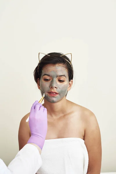 Een Grijs Moddermasker Wordt Aangebracht Een Mooie Jonge Vrouw Schoonheidsspecialiste — Stockfoto