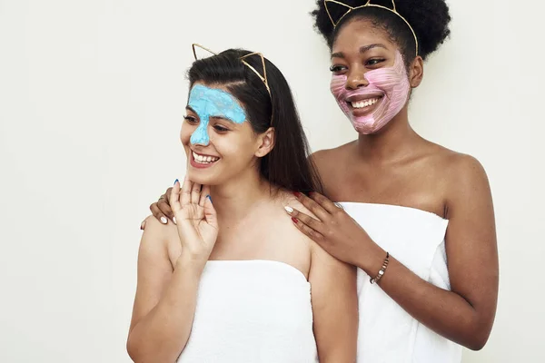 Jovem Bela Mulher Negra Seu Amigo Bonito Sorrindo Abraçando Máscaras — Fotografia de Stock